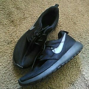 Nike Roche Run sz 4.5 youth (6.5 womens)